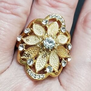 Gold tone rhinestone flower ring size 8.25